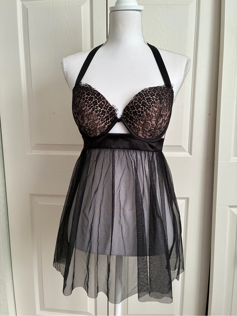 Victoria’s Secret Black Lace and Mesh Halter Babydoll Chemise Lingerie. Size 34D